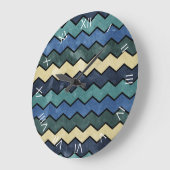 Modern Manly Blue Chevrons Große Wanduhr (Winkel)