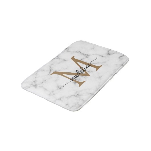 Modern Marble Gold Girly Script Monogram Badematte (Schrägansicht)
