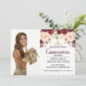 Modern Maroon Floral Foto Quinceañera Einladung (Stehend Vorderseite)