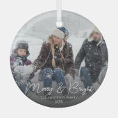 Modern Merry & Bright Calligraphy Family Photo Ornament Aus Glas (Vorderseite)