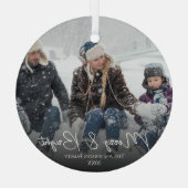 Modern Merry & Bright Calligraphy Family Photo Ornament Aus Glas (Rückseite)