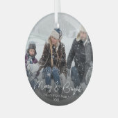 Modern Merry & Bright Calligraphy Family Photo Ornament Aus Glas (Vorderseite links)