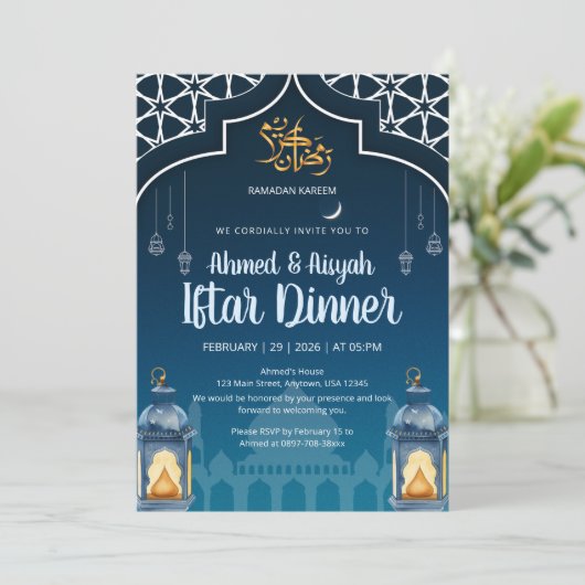 Modern Midnight Blue & Gold Lantern Iftar Einladung (Stehend Vorderseite)