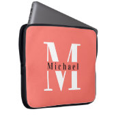 Modern Minimal Coral Initial + Name Monogram Laptopschutzhülle (Vorne Rechts)