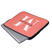 Modern Minimal Coral Initial + Name Monogram Laptopschutzhülle (Vorne Knopf)