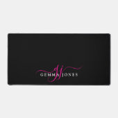 Modern Minimal Hot Pink Script Monogram Schreibtischunterlage (Vorderseite)