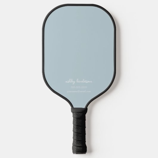 Modern Minimal Light Blue Monogram Name + Kontakt Pickleball Schläger (Vorderseite)