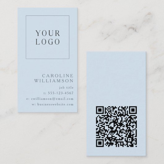 Modern Minimal Vertical Logo QR Code Soft Blue Visitenkarte (Vorne/Hinten)