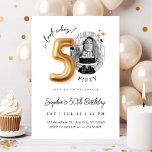 Modern Minimalist 50th Birthday Photo Einladung<br><div class="desc">Modern Minimalist 50th Birthday Photo Invitation | Gold Balloon Milestone Party Invite. Celebrate turning Fifty in elegant style with this Modern Minimalist 50th Birthday Photo Invitation ✨ Featuring chic gold balloon typography and a clean, contemporary layout, this design allows you to personalize the invitation with your own photo — making...</div>