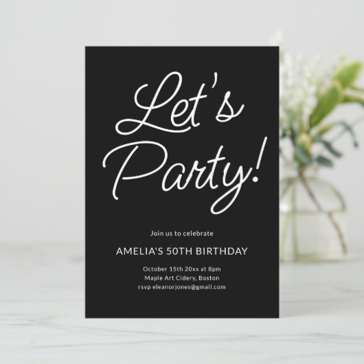 Modern Minimalist Black Script Birthday Party Chic Einladung (Stehend Vorderseite)