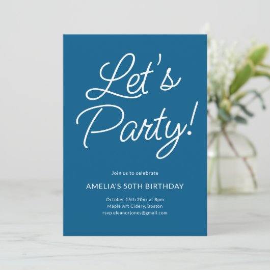 Modern Minimalist Blue Birthday Party Chic Einladung (Stehend Vorderseite)