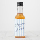 Modern Minimalist Blue Stripes Wedding Mini Alkoholflaschenetikett (Vorderseite)