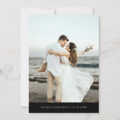 Modern Minimalist Calligraphy Crest Photo Wedding Einladung (Rückseite)