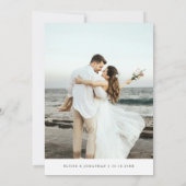 Modern Minimalist Calligraphy Crest Photo Wedding Einladung (Rückseite)