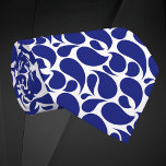 Modern Minimalist Deep Blue and White Paisley Krawatte<br><div class="desc">This paisley tie is a twist on the vintage pattern, with a more minimalist and modern feel. These vivid Bblue paisley shapes don't have the typical intricate detail of the classic Persian pattern, but instead are solid Paisley feather-like shapes. The result is a clean and modern 2-color pattern. This pattern...</div>