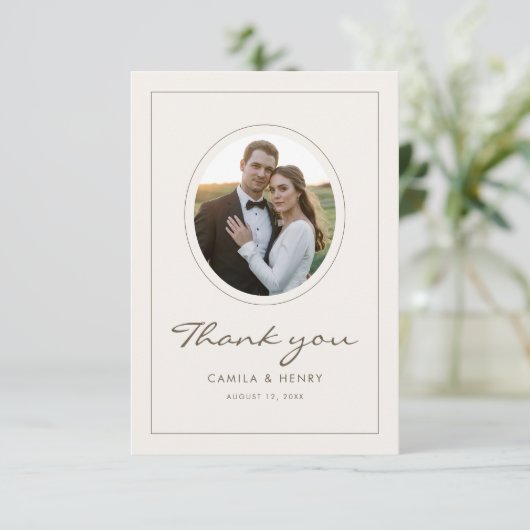 Modern Minimalist Ivory Budget Wedding Photo Dankeskarte (Stehend Vorderseite)