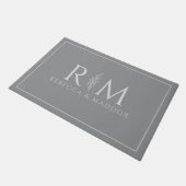 Modern Minimalist Monogram Door Mat Fußmatte (Schrägansicht)