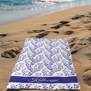 Modern minimalist navyblau-weißes florales Skript Strandtuch