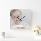 Modern Minimalist Photo & Perosnalized Text Pink Quadratische Wanduhr (Zuhause)