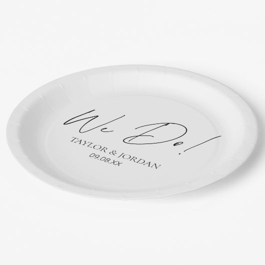 Modern Minimalist We Do! Script Wedding Dinner Pappteller (Schrägansicht)