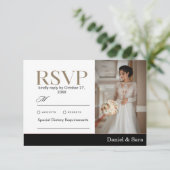 Modern Minimalist Wedding RSVP Card with Photo (Stehend Vorderseite)