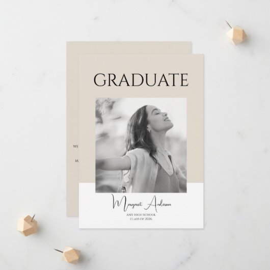 Modern Minimalist White and Brown Photo Graduation Ankündigung (Vorderseite/Rückseite Beispiel)