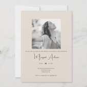 Modern Minimalist White and Brown Photo Graduation Einladung (Rückseite)