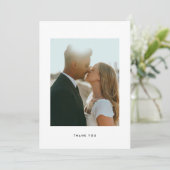 Modern Minimalistic Script Wedding Photo Dankeskarte (Stehend Vorderseite)