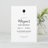 Modern Minimalistisch First Birthday Balloon Einladung (Stehend Vorderseite)