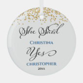 Modern Minimalistisch First Christmas Verlobt Ornament Aus Glas (Vorderseite)