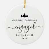Modern Minimalistisch First Verlobt Christmas Keramik Ornament (Vorne)