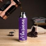 modern minimalistisch personalisiert lila trinkflasche<br><div class="desc">moderne minimalistisch personalisierte lila Wasser Flasche können Sie die Hintergrundfarbe,  Schriftart Farbe und Stil ändern.</div>