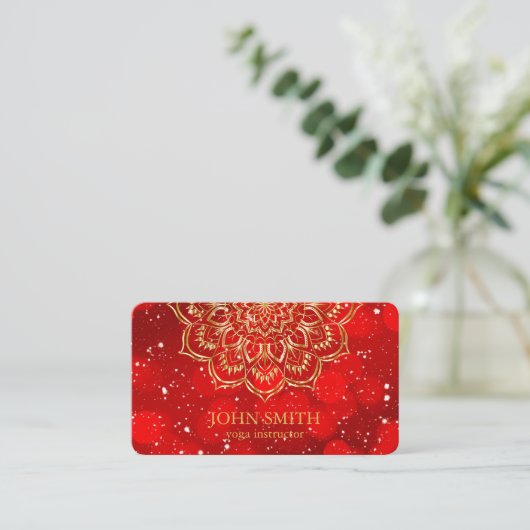 Modern Minimalistisch Red Gold Lotus Yoga Instruct Visitenkarte (Stehend Vorderseite)