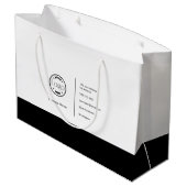 Modern Minimalistisches Logo Schwarz/Weiß Große Geschenktüte (Rückseite Schrägansicht)
