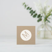 Modern Minimalistisches Mongram Kraft Paper Quadratische Visitenkarte (Stehend Vorderseite)