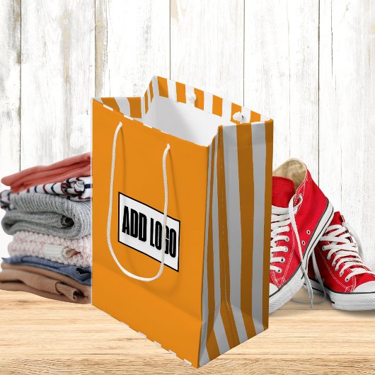 Modern Minimalistisches Orange- und Weißlogo Mittlere Geschenktüte