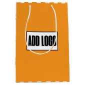Modern Minimalistisches Orange- und Weißlogo Mittlere Geschenktüte (Vorderseite)