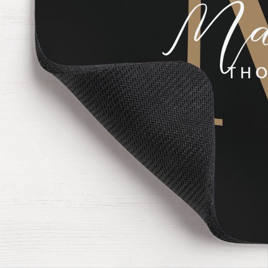 Modern Minimalistisches Script Black Gold Monogram Mousepad (Ecke)