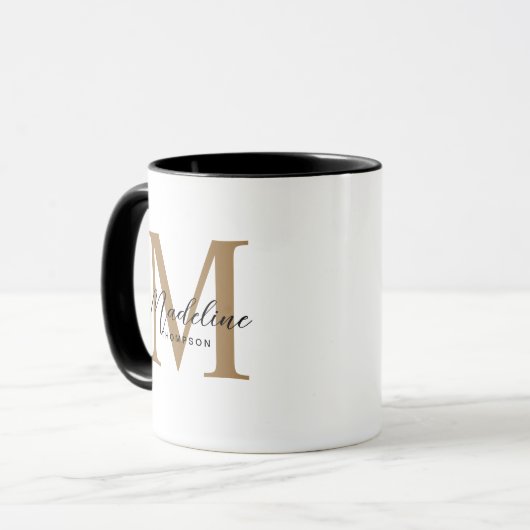 Modern Minimalistisches Script Black Gold Monogram Tasse (Vorderseite Links)