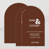Modern Mocha Brown Arch Wedding Einladung (Vorne/Hinten)