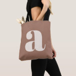 Modern Mocha Brown Bold Retro Monogram Initial Tasche<br><div class="desc">Eine kühne und zeitgenössische Totentasche mit erdigen mochafarbenen Kulissen und einem auffälligen weißen Kleinbuchstaben in moderner Typografie. Dieses auffällige Design ist perfekt für den täglichen Gebrauch,  Einkäufe,  Arbeiten oder als Statement-Accessoire geeignet und verbindet Minimalismus mit einer Retro-inspirierten Ästhetik. Ideal für Typografen und für alle,  die stilvolle,  einzigartige Designs schätzen.</div>