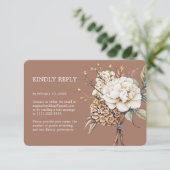Modern Mocha Mousse Wedding Peony & Hydrangea RSVP Karte (Stehend Vorderseite)