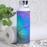 Modern moderner Marmorstein farbenfroh Trinkflasche<br><div class="desc">Atemberaubende und farbenfrohe Regenbogenfarben mit labradoritfarbenem Foto bilden die perfekte Kulisse für ein einfaches und modernes Design. Das ist eine Nahe eines echten Naturlabradoritsteins mit Blau,  lila,  Rosa,  Gelb und Grün. Chic Modern Stilvoll Kristall Stone Farbenfrohe Wasserflasche</div>