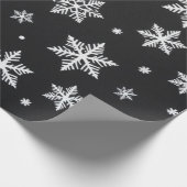 Modern Monochrome Black White Snowflakes Geschenkpapier (Ecke)
