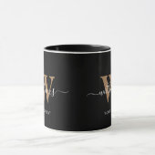 Modern Monogram Black Gold Script Initial Name Tasse (Zentrum)