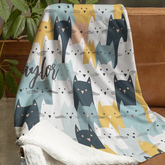 Modern Monogram Cat Pattern Blau Gelb Weiß Fleecedecke