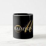 Modern Monogram Gold Schwarz-weißer Script Name Zweifarbige Tasse<br><div class="desc">Eine elegante,  goldfarbene und weiße Monografie auf einer reichen schwarzen Tasse für eine stilvolle Tasse mit Ihrem Namen und Initial.</div>