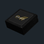 Modern Monogram Gold Script Black Erinnerungskiste<br><div class="desc">Ein elegantes,  feines Goldskript-Initialmonogramm mit extravagantem blühte,  auf einer reichen schwarzen Geschenk- oder Schmuckbox. Machen Sie es einzigartig mit Ihrem Vornamen und Gold Initial.</div>