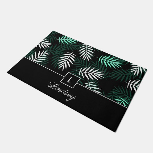 Modern Monogram Green Blätter Pattern Fußmatte (Schrägansicht)