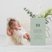 Modern Monogram Green Foto Birth Ankündigung (Stehend Vorderseite)